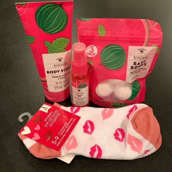 Bolero Beverly Hills Spa Gift Set – Watermelon Mint Bath & Body + Socks - Picture 2 of 6